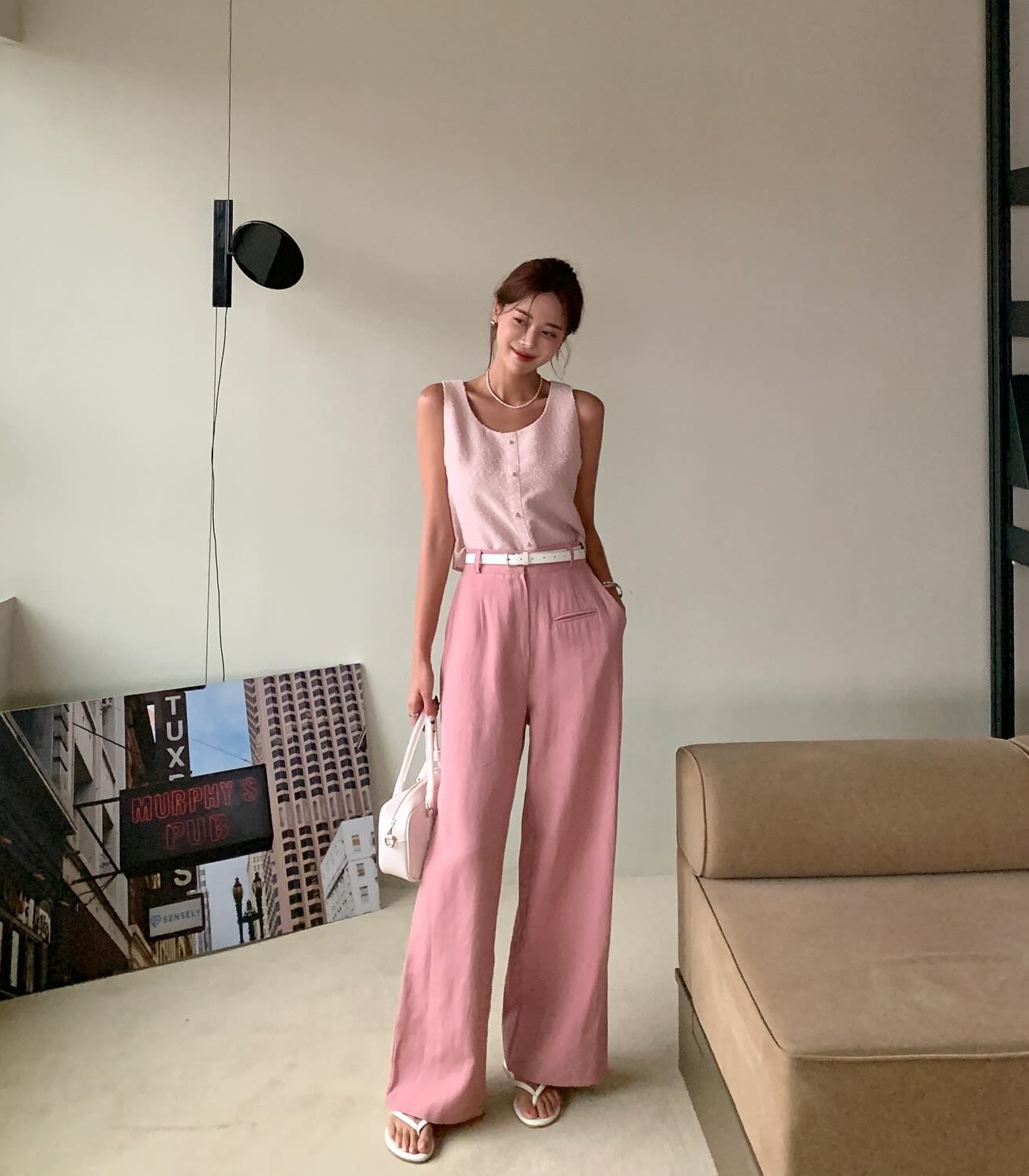 Đừng chỉ mặc quần đen, chị em chăm diện quần sáng màu trong mùa hè sẽ thấy mình trẻ ra ít nhất 5 tuổi - Ảnh 7. Đừng chỉ mặc quần đen, chị em chăm diện quần sáng màu trong mùa hè sẽ thấy mình trẻ ra ít nhất 5 tuổi - Ảnh 7.