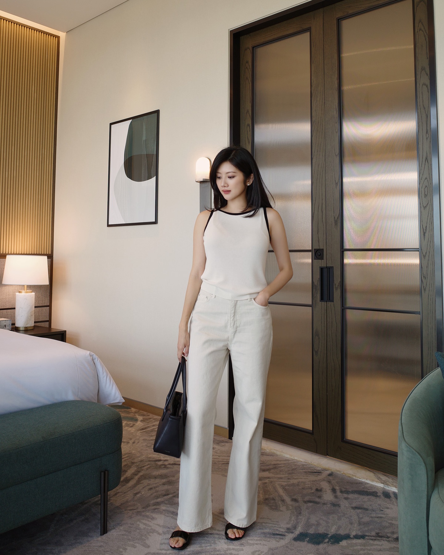 Đừng chỉ mặc quần đen, chị em chăm diện quần sáng màu trong mùa hè sẽ thấy mình trẻ ra ít nhất 5 tuổi - Ảnh 4. Đừng chỉ mặc quần đen, chị em chăm diện quần sáng màu trong mùa hè sẽ thấy mình trẻ ra ít nhất 5 tuổi - Ảnh 4.