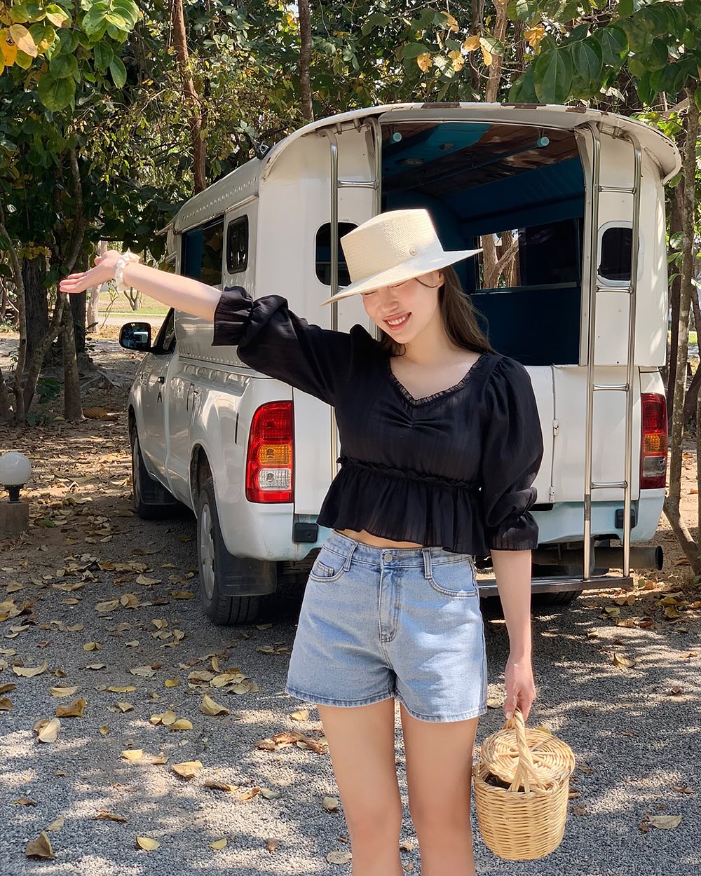 Mặc quần short khéo như thế này, chị em có hình sống ảo cực đẹp - Ảnh 8. Mặc quần short khéo như thế này, chị em có hình sống ảo cực đẹp - Ảnh 8.