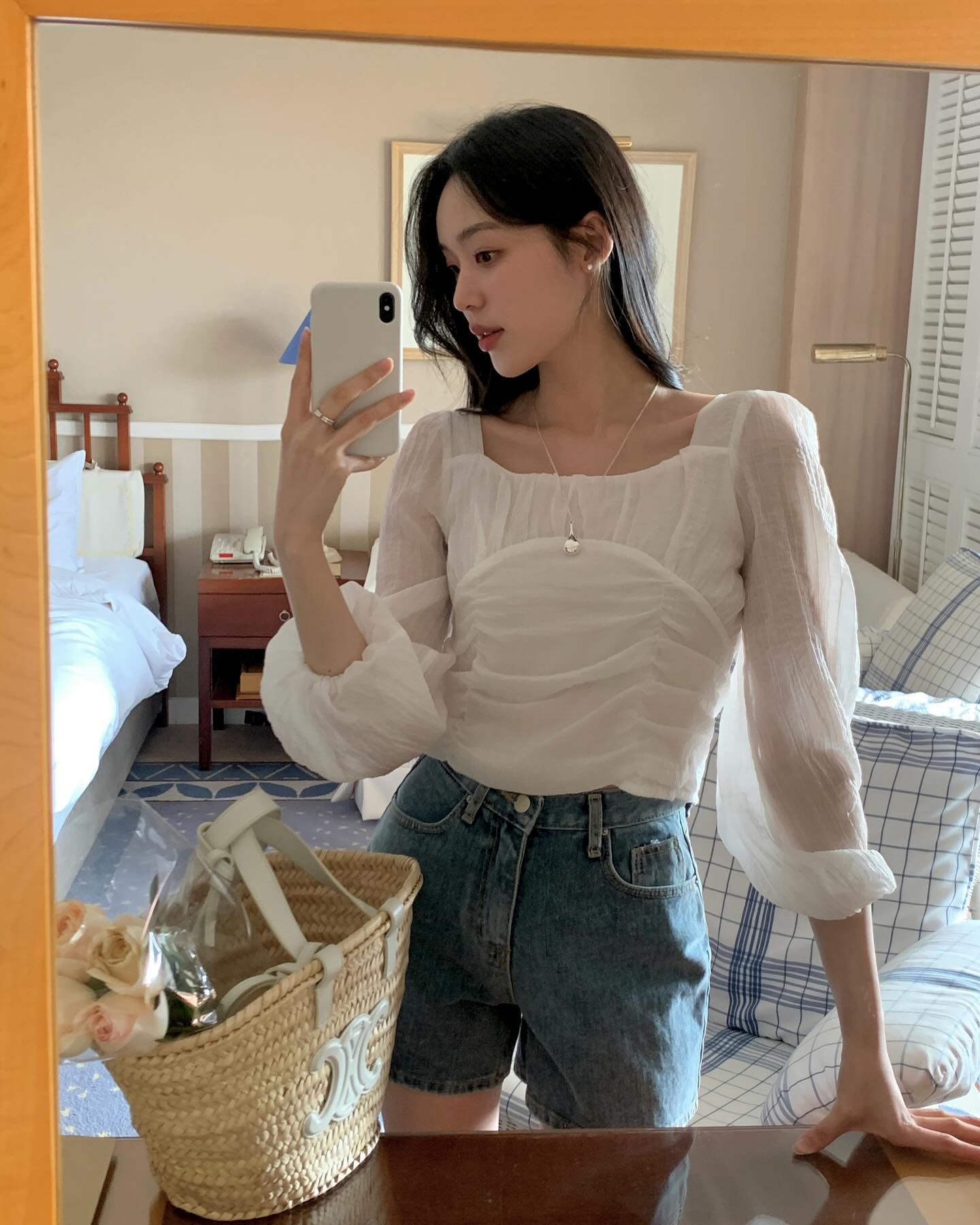 Mặc quần short khéo như thế này, chị em có hình sống ảo cực đẹp - Ảnh 10. Mặc quần short khéo như thế này, chị em có hình sống ảo cực đẹp - Ảnh 10.