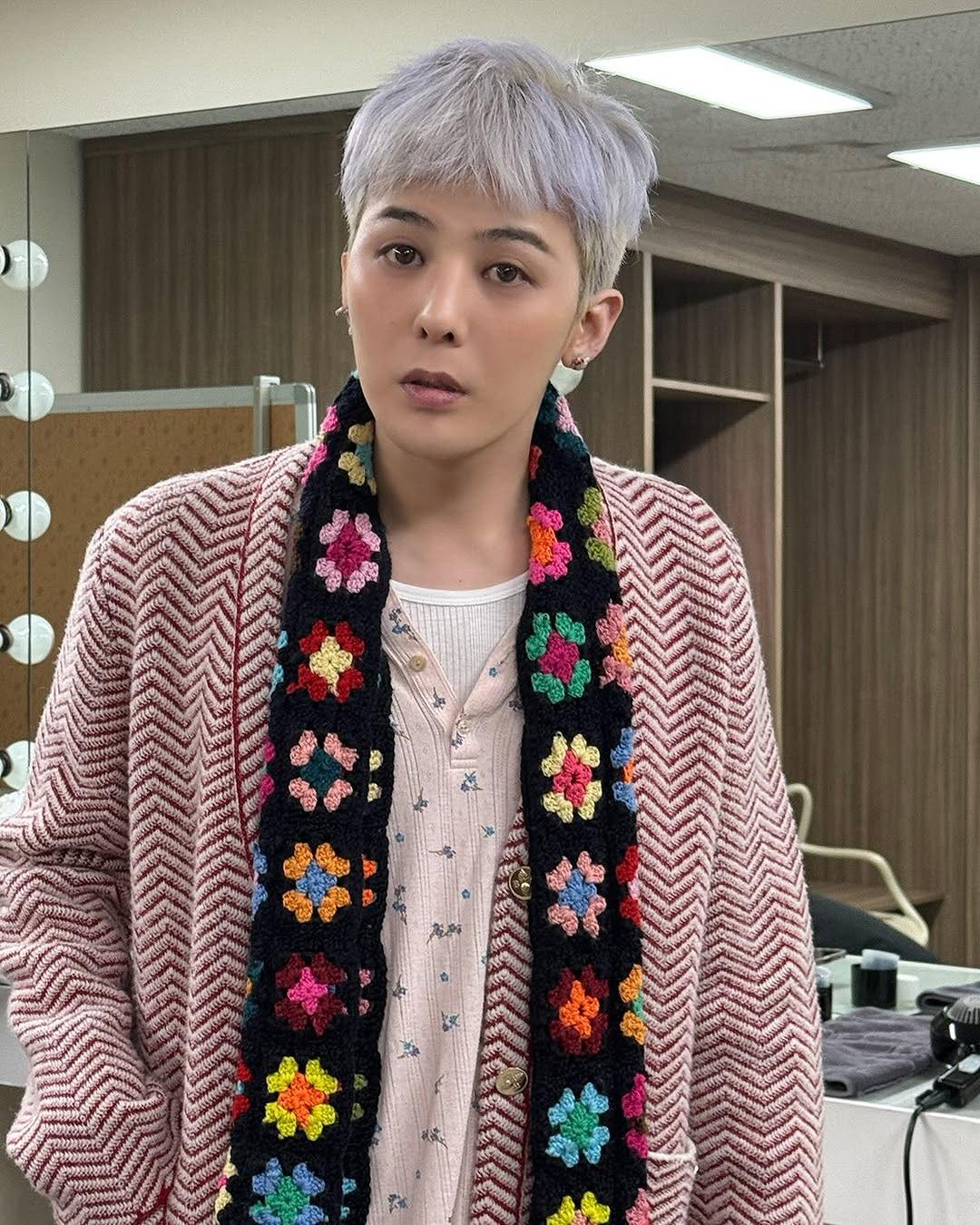 Đoạn clip đứng giữa nhiều cô gái hút 5 triệu views khiến G-Dragon bị hỏi “Anh ta bị sao vậy?”- Ảnh 1. Đoạn clip đứng giữa nhiều cô gái hút 5 triệu views khiến G-Dragon bị hỏi “Anh ta bị sao vậy?”- Ảnh 1.