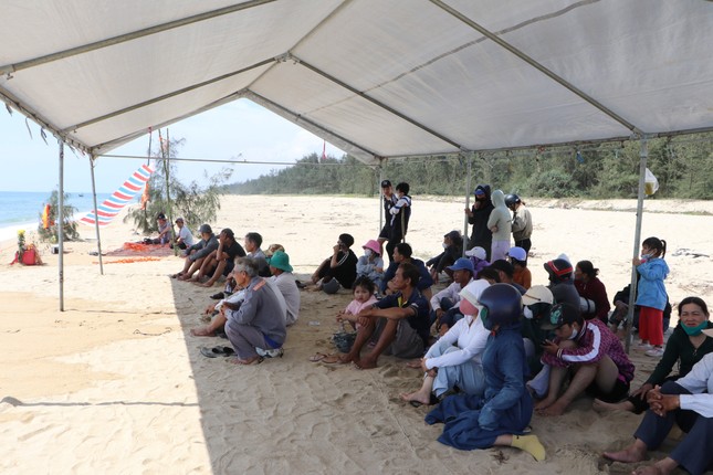 T&igrave;m thấy thi thể một trong bốn học sinh mất t&iacute;ch ở v&ugrave;ng biển Quảng Ng&atilde;i - Ảnh 3.