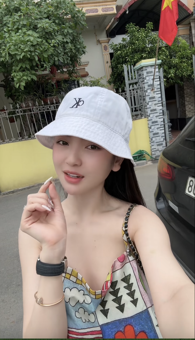 Hậu drama, Chu Thanh Huyền ngồi xế hộp bạc tỷ rời quê Quang Hải, lọt Hậu drama, Chu Thanh Huyền ngồi xế hộp bạc tỷ rời quê Quang Hải, lọt