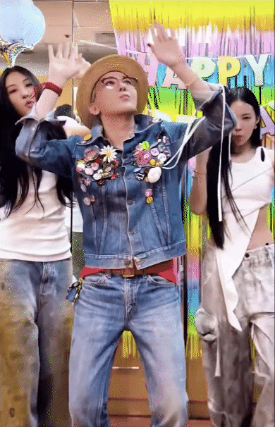 Đoạn clip đứng giữa nhiều cô gái hút 5 triệu views khiến G-Dragon bị hỏi “Anh ta bị sao vậy?”- Ảnh 4. Đoạn clip đứng giữa nhiều cô gái hút 5 triệu views khiến G-Dragon bị hỏi “Anh ta bị sao vậy?”- Ảnh 4.