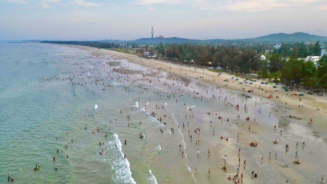 T&igrave;m thấy thi thể một trong bốn học sinh mất t&iacute;ch ở v&ugrave;ng biển Quảng Ng&atilde;i - Ảnh 4.