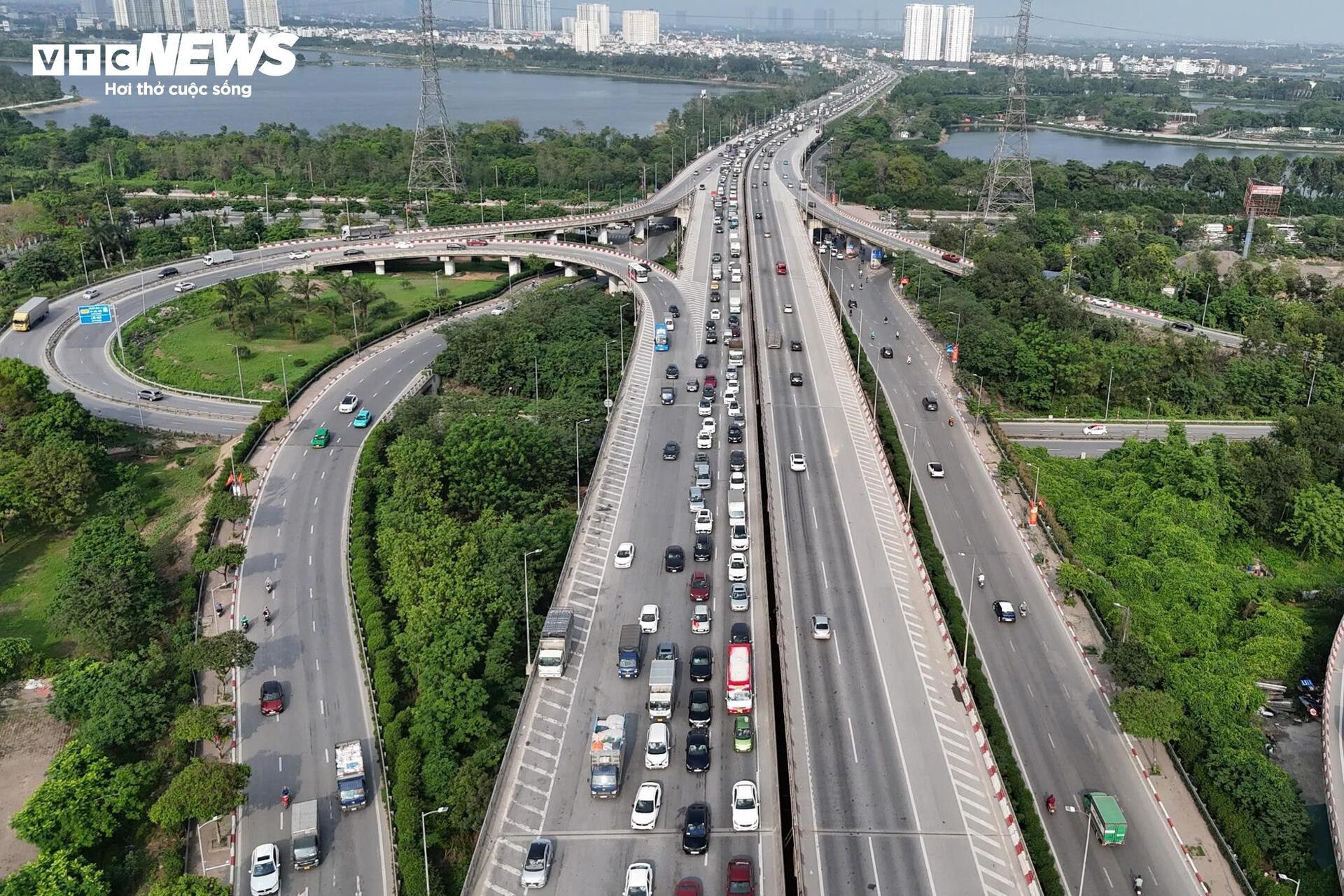 Người dân quay lại Hà Nội sớm, cao tốc Pháp Vân - Cầu Giẽ ùn ứ hơn 5km - Ảnh 7. Người dân quay lại Hà Nội sớm, cao tốc Pháp Vân - Cầu Giẽ ùn ứ hơn 5km - Ảnh 7.