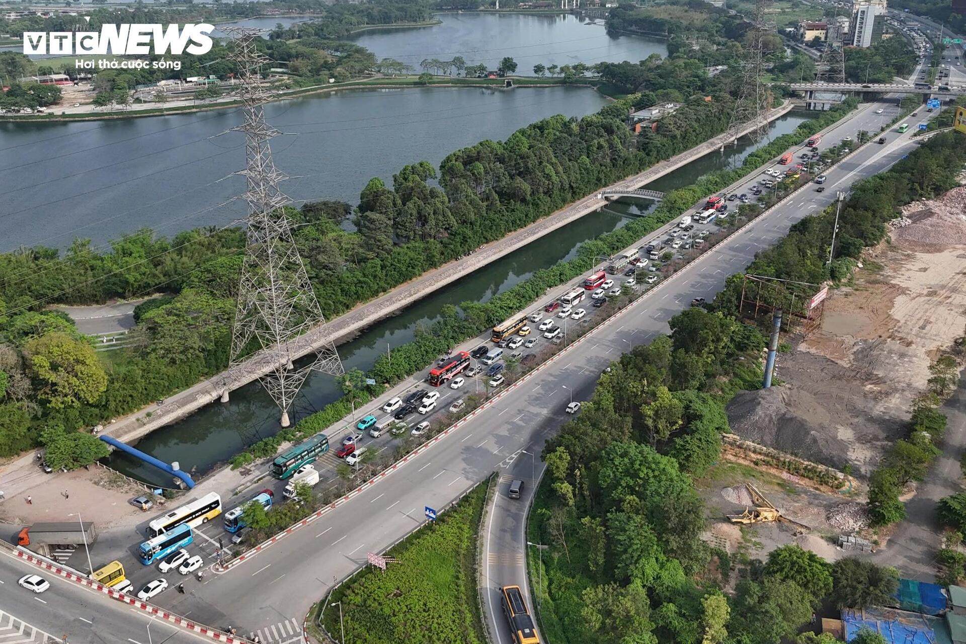 Người dân quay lại Hà Nội sớm, cao tốc Pháp Vân - Cầu Giẽ ùn ứ hơn 5km - Ảnh 10. Người dân quay lại Hà Nội sớm, cao tốc Pháp Vân - Cầu Giẽ ùn ứ hơn 5km - Ảnh 10.