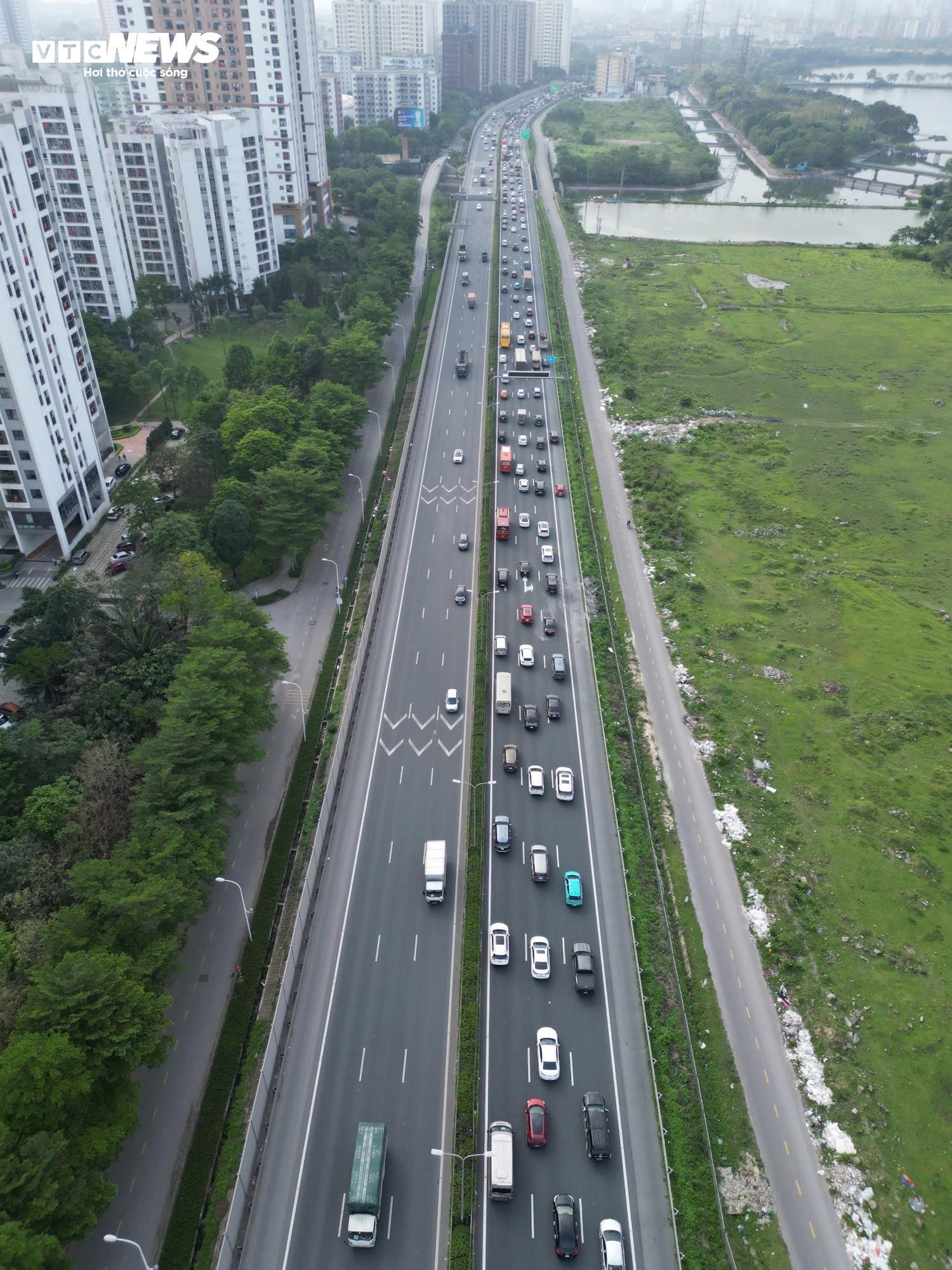 Người dân quay lại Hà Nội sớm, cao tốc Pháp Vân - Cầu Giẽ ùn ứ hơn 5km - Ảnh 3. Người dân quay lại Hà Nội sớm, cao tốc Pháp Vân - Cầu Giẽ ùn ứ hơn 5km - Ảnh 3.