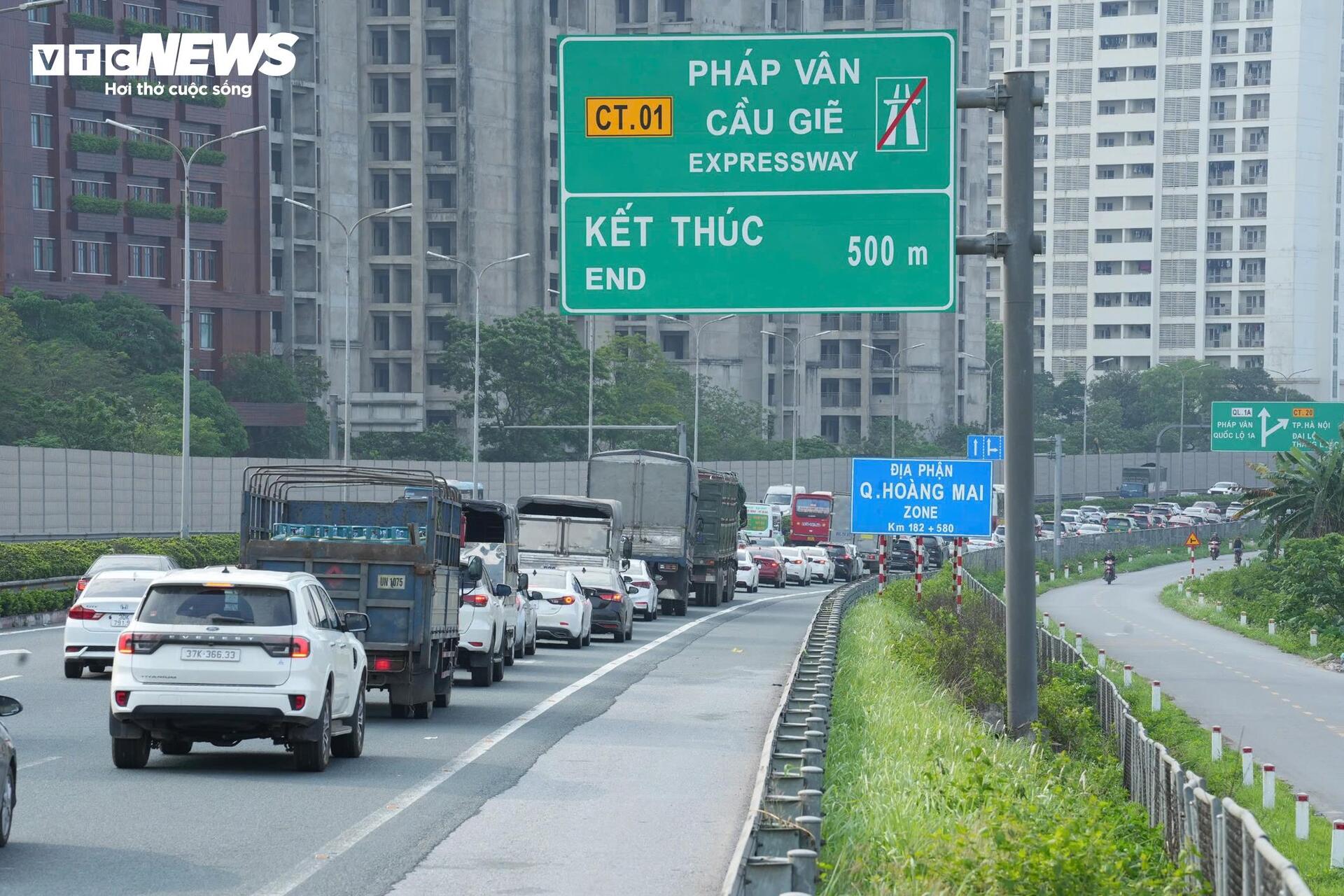 Người dân quay lại Hà Nội sớm, cao tốc Pháp Vân - Cầu Giẽ ùn ứ hơn 5km - Ảnh 5. Người dân quay lại Hà Nội sớm, cao tốc Pháp Vân - Cầu Giẽ ùn ứ hơn 5km - Ảnh 5.