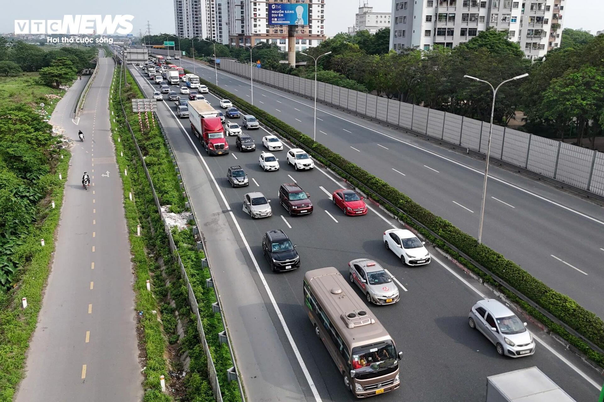 Người dân quay lại Hà Nội sớm, cao tốc Pháp Vân - Cầu Giẽ ùn ứ hơn 5km - Ảnh 4. Người dân quay lại Hà Nội sớm, cao tốc Pháp Vân - Cầu Giẽ ùn ứ hơn 5km - Ảnh 4.