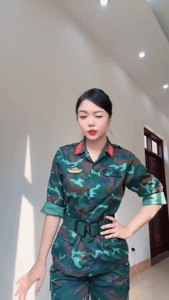 ilovetikcomtiktokmedia001cd08c5ef76529c5e3a5c7a5bd73910ac-ezgifcom-video-to-gif-converter-1746242059915791654190-1746250316820-17462503177821505847170.gif