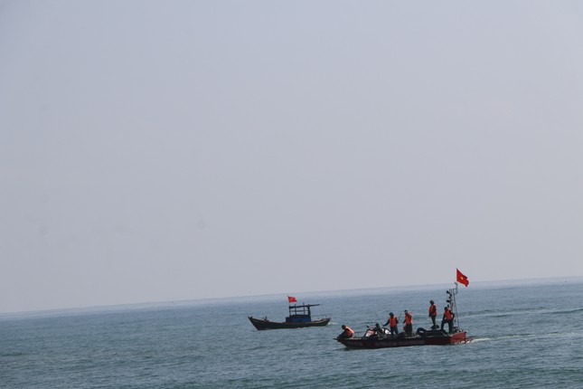 T&igrave;m thấy thi thể một trong bốn học sinh mất t&iacute;ch ở v&ugrave;ng biển Quảng Ng&atilde;i - Ảnh 2.