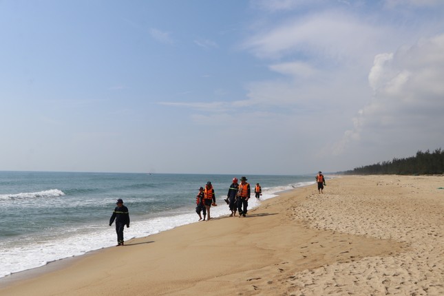 T&igrave;m thấy thi thể một trong bốn học sinh mất t&iacute;ch ở v&ugrave;ng biển Quảng Ng&atilde;i - Ảnh 1.