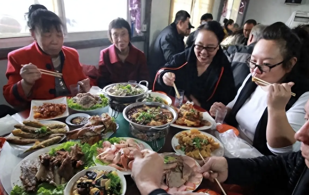Người đàn ông nhặt phế liệu, ăn mặc cũ kỹ đến dự đám cưới cháu trai bị mọi người "dè bỉu": Khi thấy quà mừng, tất cả đều sửng sốt - Ảnh 4. Người đàn ông nhặt phế liệu, ăn mặc cũ kỹ đến dự đám cưới cháu trai bị mọi người "dè bỉu": Khi thấy quà mừng, tất cả đều sửng sốt - Ảnh 4.