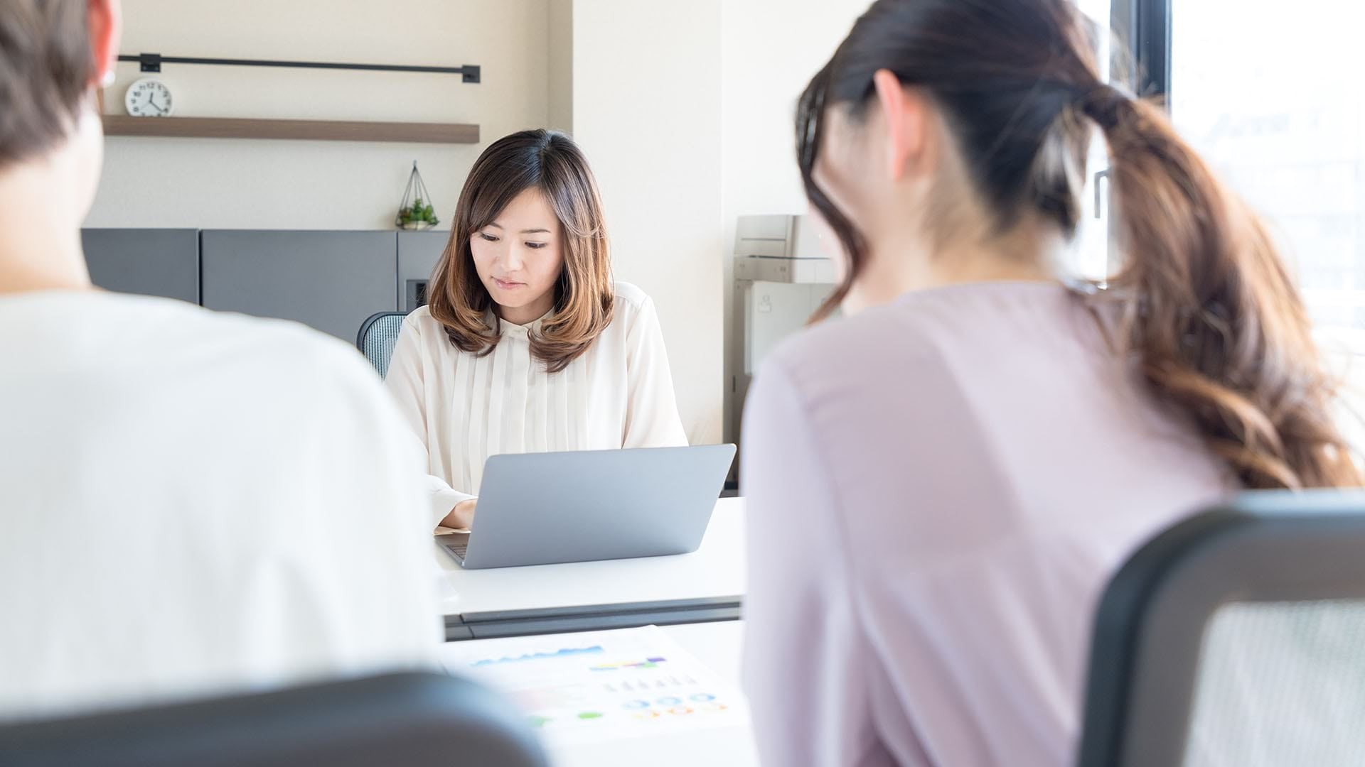Số lượng công việc không cần kinh nghiệm giảm, 50% Gen Z coi đại học là ‘lãng phí tiền bạc’, lo ngại về tương lai - Ảnh 1. Số lượng công việc không cần kinh nghiệm giảm, 50% Gen Z coi đại học là ‘lãng phí tiền bạc’, lo ngại về tương lai - Ảnh 1.