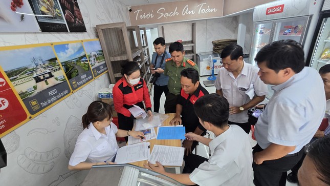 Sóc Trăng kiểm tra cơ sở kinh doanh thịt heo C.P Việt Nam sau phản ánh gây xôn xao - Ảnh 2. Sóc Trăng kiểm tra cơ sở kinh doanh thịt heo C.P Việt Nam sau phản ánh gây xôn xao - Ảnh 2.