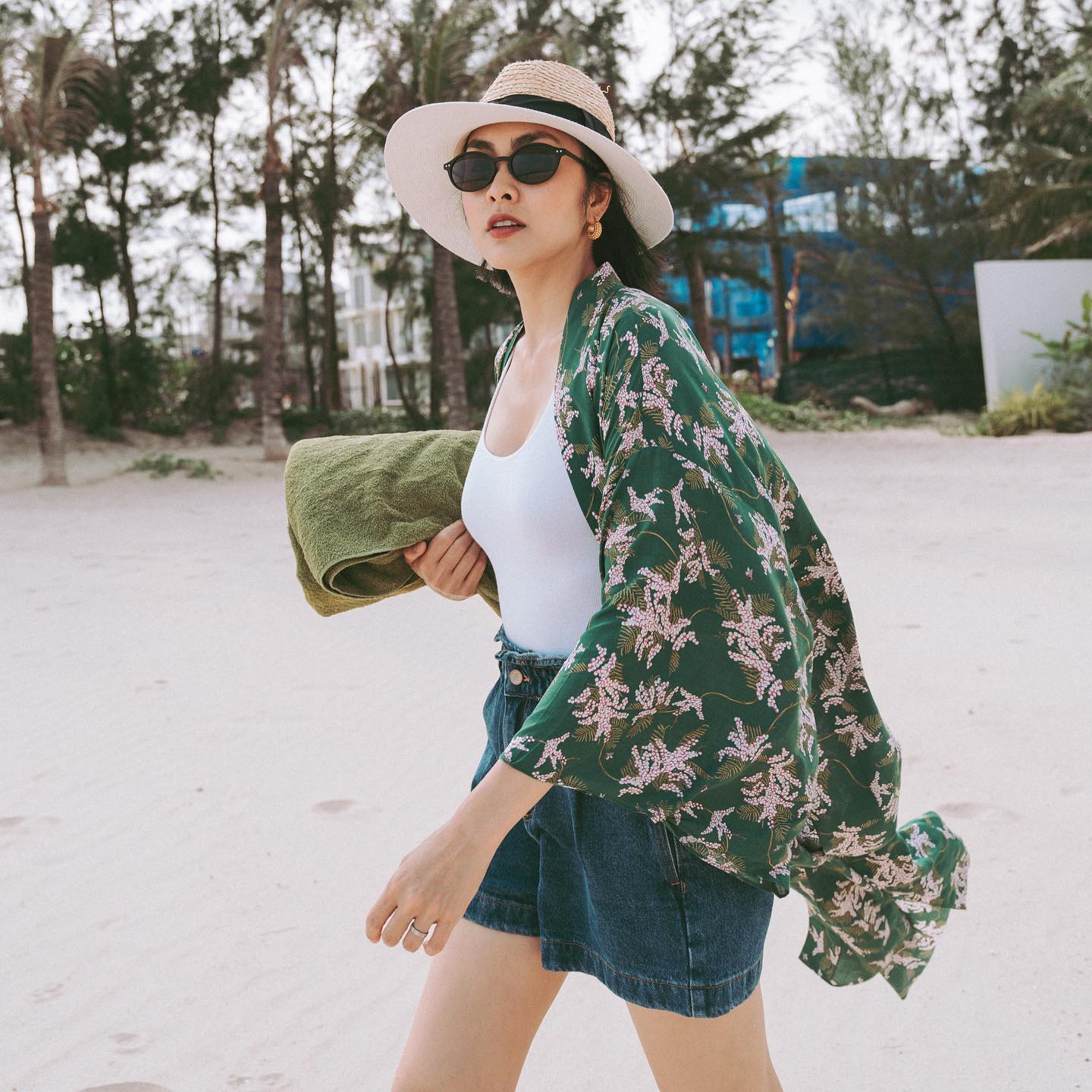 Mặc đồ họa tiết điệu nghệ như Tăng Thanh Hà: Vẻ ngoài rất nổi bật nhưng cũng đầy sang trọng - Ảnh 7. Mặc đồ họa tiết điệu nghệ như Tăng Thanh Hà: Vẻ ngoài rất nổi bật nhưng cũng đầy sang trọng - Ảnh 7.
