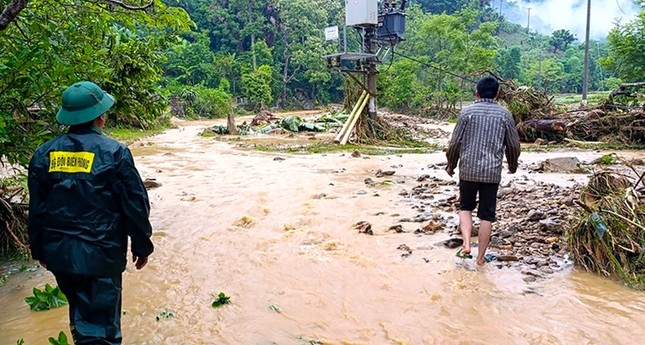 Nghệ An: Nhà bị cuốn trôi, đường ngập bùn sau trận lũ quét dữ dội - Ảnh 16. Nghệ An: Nhà bị cuốn trôi, đường ngập bùn sau trận lũ quét dữ dội - Ảnh 16.