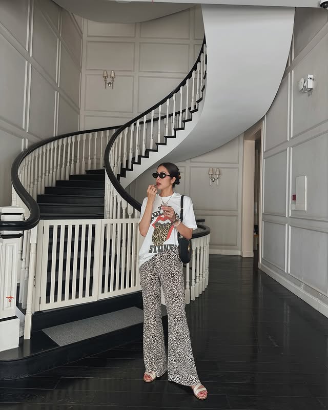 Mặc đồ họa tiết điệu nghệ như Tăng Thanh Hà: Vẻ ngoài rất nổi bật nhưng cũng đầy sang trọng - Ảnh 1. Mặc đồ họa tiết điệu nghệ như Tăng Thanh Hà: Vẻ ngoài rất nổi bật nhưng cũng đầy sang trọng - Ảnh 1.