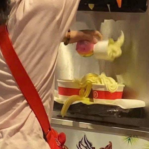 3 đứa trẻ quậy tung máy làm kem ở nhà hàng buffet, lấy lắm rồi bỏ phí, netizen mắng: "Ra đường thì dạy con cho kỹ" - Ảnh 3. 3 đứa trẻ quậy tung máy làm kem ở nhà hàng buffet, lấy lắm rồi bỏ phí, netizen mắng: "Ra đường thì dạy con cho kỹ" - Ảnh 3.