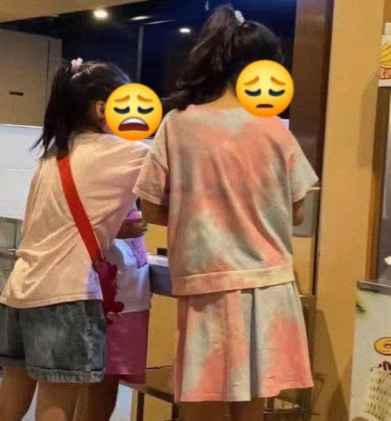 3 đứa trẻ quậy tung máy làm kem ở nhà hàng buffet, lấy lắm rồi bỏ phí, netizen mắng: "Ra đường thì dạy con cho kỹ" - Ảnh 2. 3 đứa trẻ quậy tung máy làm kem ở nhà hàng buffet, lấy lắm rồi bỏ phí, netizen mắng: "Ra đường thì dạy con cho kỹ" - Ảnh 2.