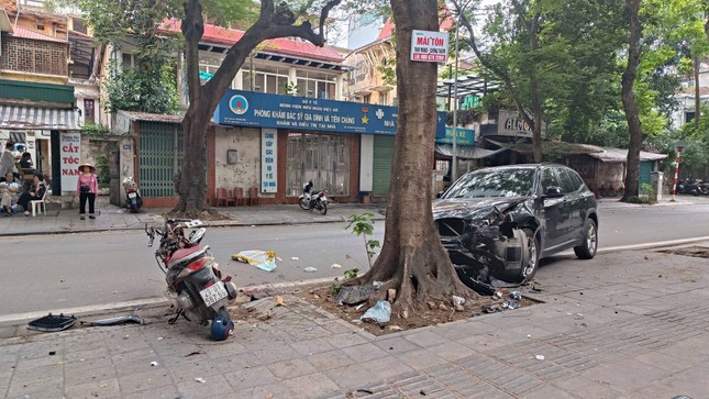 Hà Nội: Va chạm giao thông trên đường Nguyễn Huy Tự, một nữ sinh bị đứt lìa chân - Ảnh 2. Hà Nội: Va chạm giao thông trên đường Nguyễn Huy Tự, một nữ sinh bị đứt lìa chân - Ảnh 2.