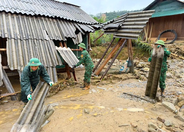 Nghệ An: Nhà bị cuốn trôi, đường ngập bùn sau trận lũ quét dữ dội - Ảnh 17. Nghệ An: Nhà bị cuốn trôi, đường ngập bùn sau trận lũ quét dữ dội - Ảnh 17.