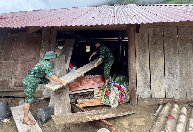 Nghệ An: Nhà bị cuốn trôi, đường ngập bùn sau trận lũ quét dữ dội - Ảnh 19. Nghệ An: Nhà bị cuốn trôi, đường ngập bùn sau trận lũ quét dữ dội - Ảnh 19.
