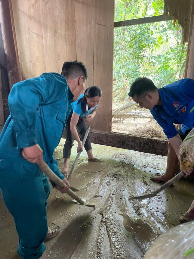 Nghệ An: Nhà bị cuốn trôi, đường ngập bùn sau trận lũ quét dữ dội - Ảnh 12. Nghệ An: Nhà bị cuốn trôi, đường ngập bùn sau trận lũ quét dữ dội - Ảnh 12.