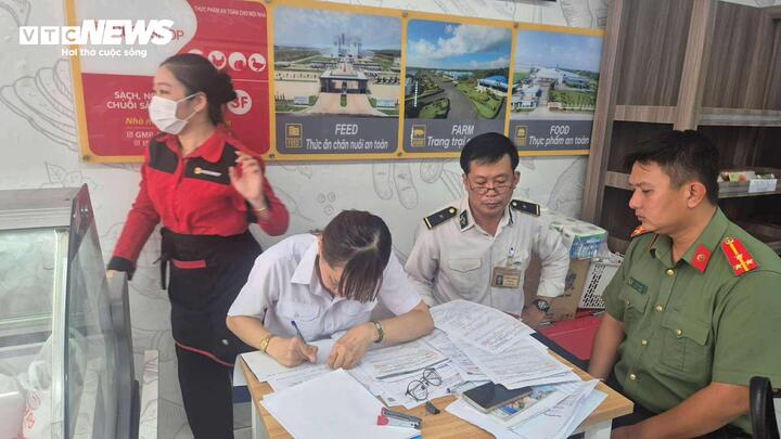 Công ty C.P. Việt Nam bị tố bán thịt bẩn: Công an vào cuộc - Ảnh 1. Công ty C.P. Việt Nam bị tố bán thịt bẩn: Công an vào cuộc - Ảnh 1.