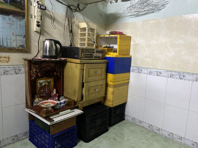 "Mưa xuống là không dám ngủ": Dân lao động TP.HCM vật lộn trắng đêm vì ngập, ngao ngán "chạy" đồ, tát nước - Ảnh 3. "Mưa xuống là không dám ngủ": Dân lao động TP.HCM vật lộn trắng đêm vì ngập, ngao ngán "chạy" đồ, tát nước - Ảnh 3.
