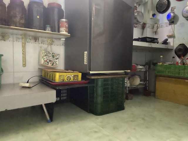 "Mưa xuống là không dám ngủ": Dân lao động TP.HCM vật lộn trắng đêm vì ngập, ngao ngán "chạy" đồ, tát nước - Ảnh 9. "Mưa xuống là không dám ngủ": Dân lao động TP.HCM vật lộn trắng đêm vì ngập, ngao ngán "chạy" đồ, tát nước - Ảnh 9.