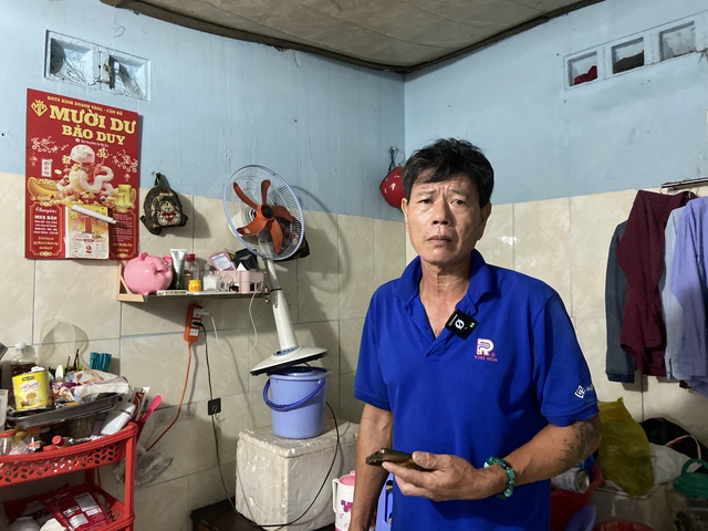 "Mưa xuống là không dám ngủ": Dân lao động TP.HCM vật lộn trắng đêm vì ngập, ngao ngán "chạy" đồ, tát nước - Ảnh 8. "Mưa xuống là không dám ngủ": Dân lao động TP.HCM vật lộn trắng đêm vì ngập, ngao ngán "chạy" đồ, tát nước - Ảnh 8.