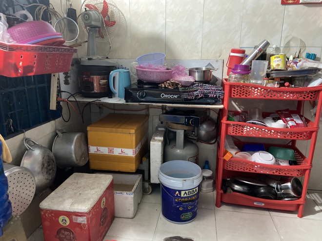 "Mưa xuống là không dám ngủ": Dân lao động TP.HCM vật lộn trắng đêm vì ngập, ngao ngán "chạy" đồ, tát nước - Ảnh 6. "Mưa xuống là không dám ngủ": Dân lao động TP.HCM vật lộn trắng đêm vì ngập, ngao ngán "chạy" đồ, tát nước - Ảnh 6.