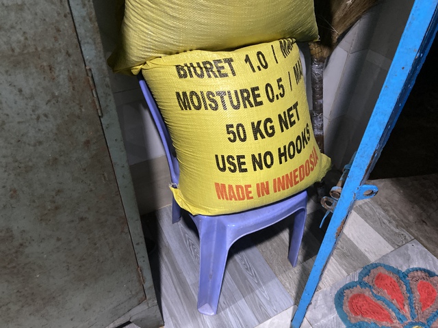 "Mưa xuống là không dám ngủ": Dân lao động TP.HCM vật lộn trắng đêm vì ngập, ngao ngán "chạy" đồ, tát nước - Ảnh 7. "Mưa xuống là không dám ngủ": Dân lao động TP.HCM vật lộn trắng đêm vì ngập, ngao ngán "chạy" đồ, tát nước - Ảnh 7.