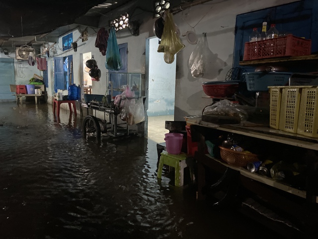 "Mưa xuống là không dám ngủ": Dân lao động TP.HCM vật lộn trắng đêm vì ngập, ngao ngán "chạy" đồ, tát nước - Ảnh 1. "Mưa xuống là không dám ngủ": Dân lao động TP.HCM vật lộn trắng đêm vì ngập, ngao ngán "chạy" đồ, tát nước - Ảnh 1.
