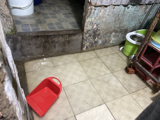 "Mưa xuống là không dám ngủ": Dân lao động TP.HCM vật lộn trắng đêm vì ngập, ngao ngán "chạy" đồ, tát nước - Ảnh 2. "Mưa xuống là không dám ngủ": Dân lao động TP.HCM vật lộn trắng đêm vì ngập, ngao ngán "chạy" đồ, tát nước - Ảnh 2.