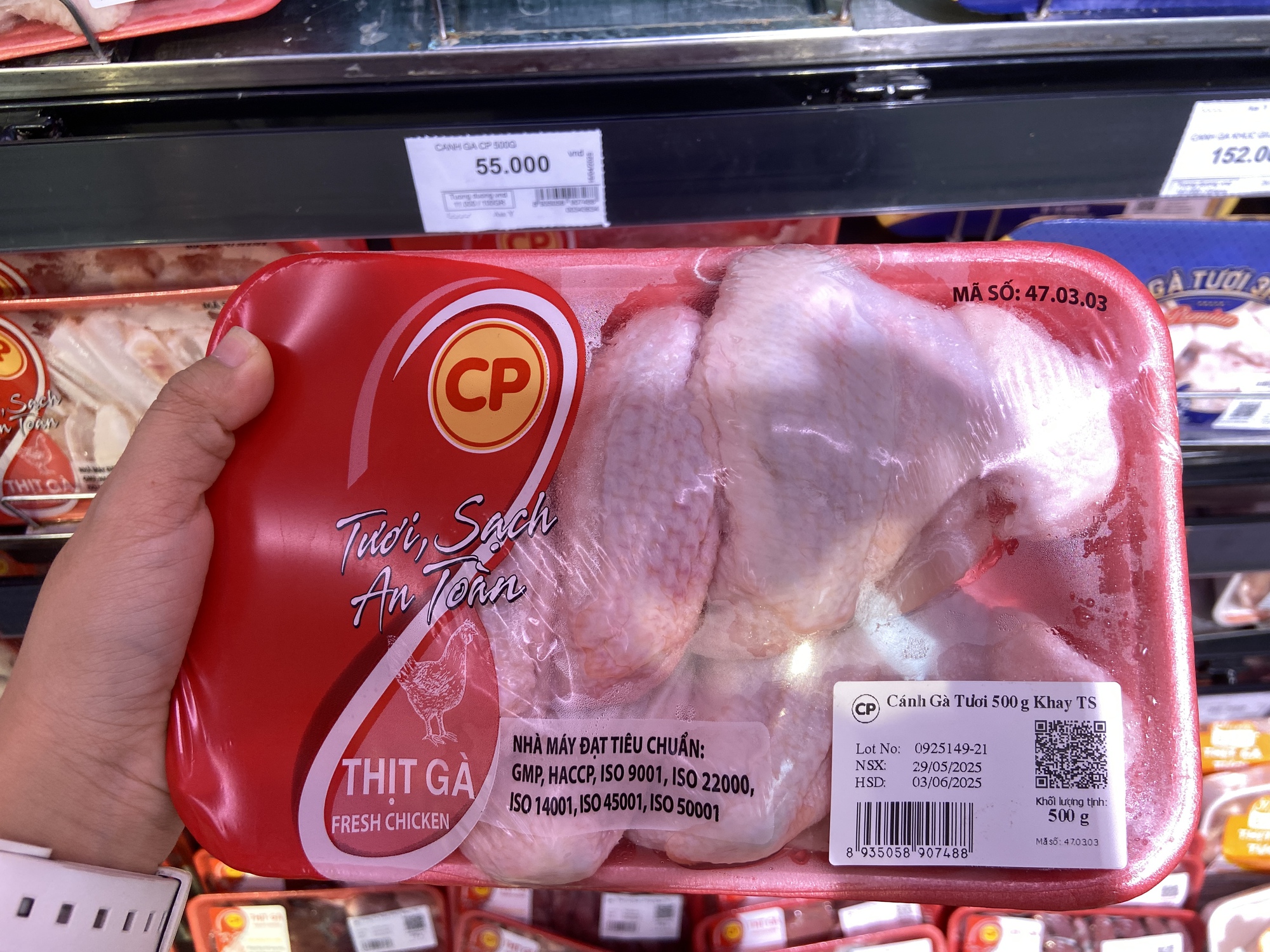 Hình ảnh trái ngược tại các siêu thị TP.HCM sau vụ C.P Việt Nam bị tố bán thịt heo bệnh - Ảnh 6.