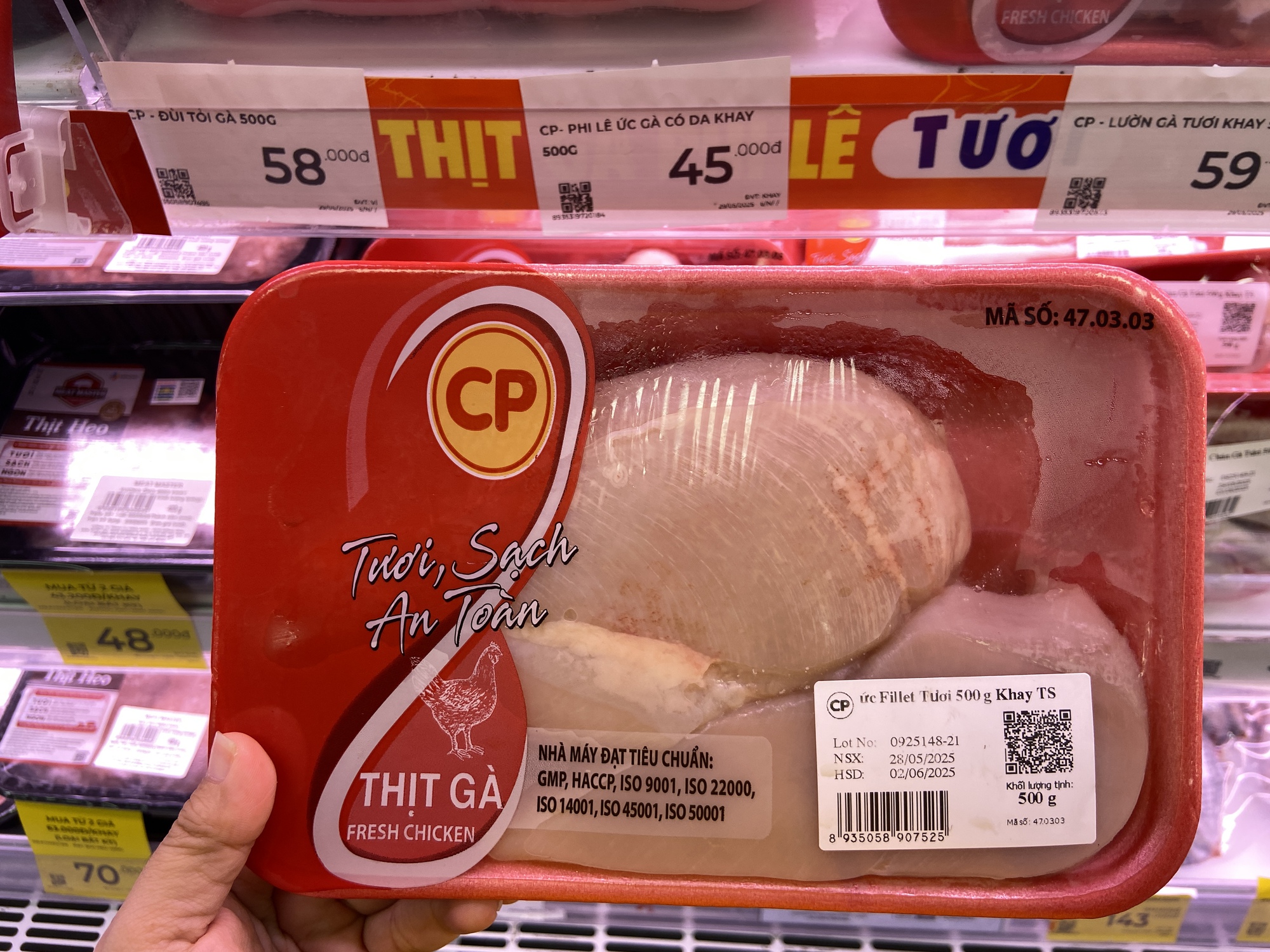 Hình ảnh trái ngược tại các siêu thị TP.HCM sau vụ C.P Việt Nam bị tố bán thịt heo bệnh - Ảnh 5.