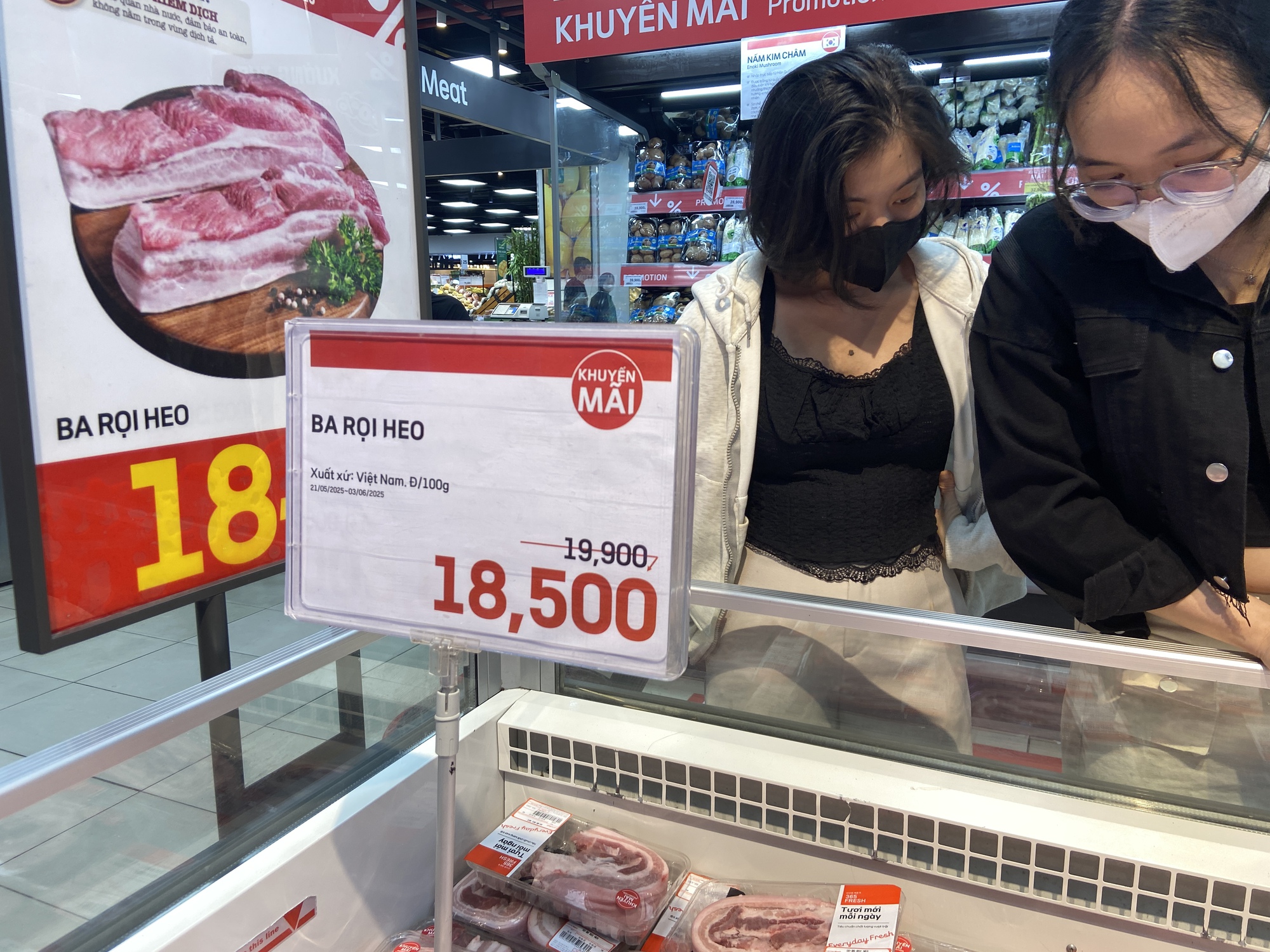 Hình ảnh trái ngược tại các siêu thị TP.HCM sau vụ C.P Việt Nam bị tố bán thịt heo bệnh - Ảnh 7.