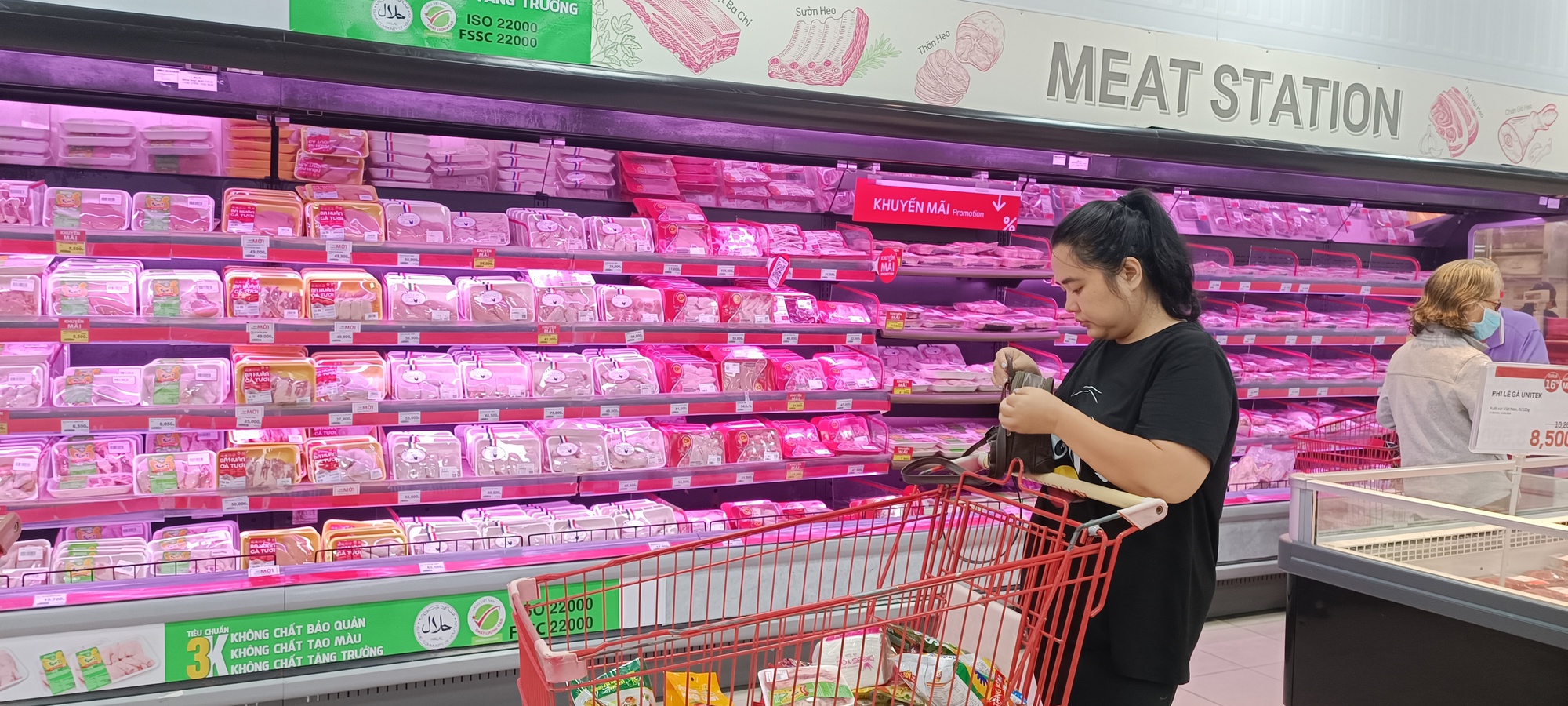 Hình ảnh trái ngược tại các siêu thị TP.HCM sau vụ C.P Việt Nam bị tố bán thịt heo bệnh - Ảnh 4.