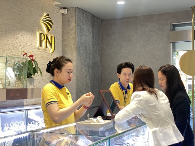 Công ty vàng bạc đá quý Phú Nhuận có dấu hiệu vi phạm hình sự - Ảnh 1. Công ty vàng bạc đá quý Phú Nhuận có dấu hiệu vi phạm hình sự - Ảnh 1.