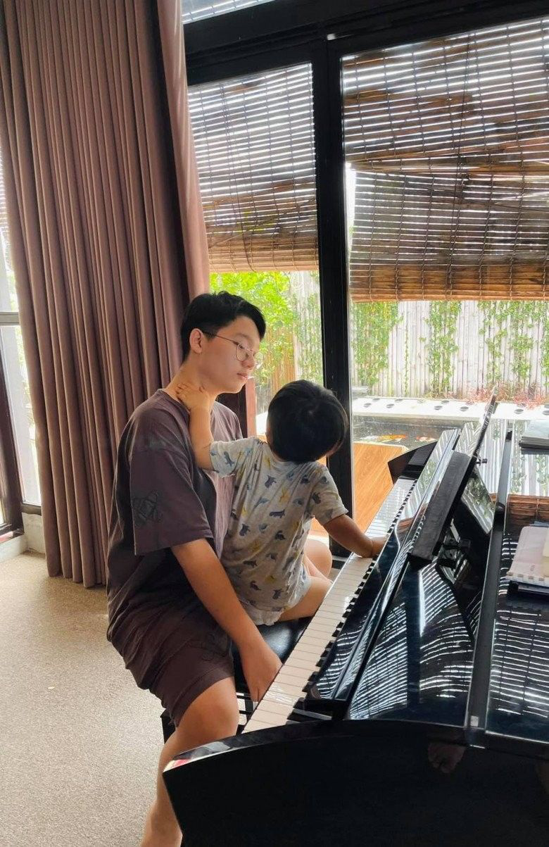 Từ cậu bé mít ướt trong "Bố ơi, mình đi đâu thế?" đến học bá tuổi 18: Hành trình trưởng thành đầy cảm hứng của con trai Hoàng Bách- Ảnh 6. Từ cậu bé mít ướt trong "Bố ơi, mình đi đâu thế?" đến học bá tuổi 18: Hành trình trưởng thành đầy cảm hứng của con trai Hoàng Bách- Ảnh 6.