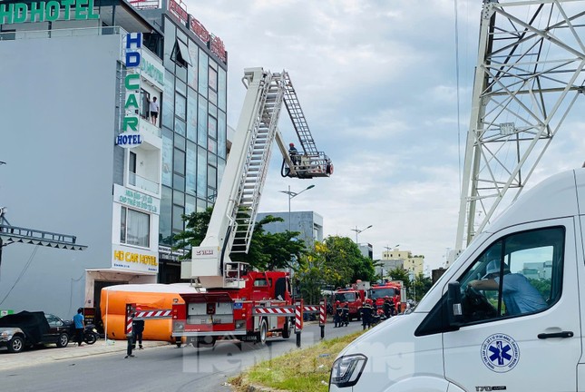 Thanh niên trèo ra ban công tầng 4 khách sạn ở Đà Nẵng đòi nhảy lầu - Ảnh 2. Thanh niên trèo ra ban công tầng 4 khách sạn ở Đà Nẵng đòi nhảy lầu - Ảnh 2.