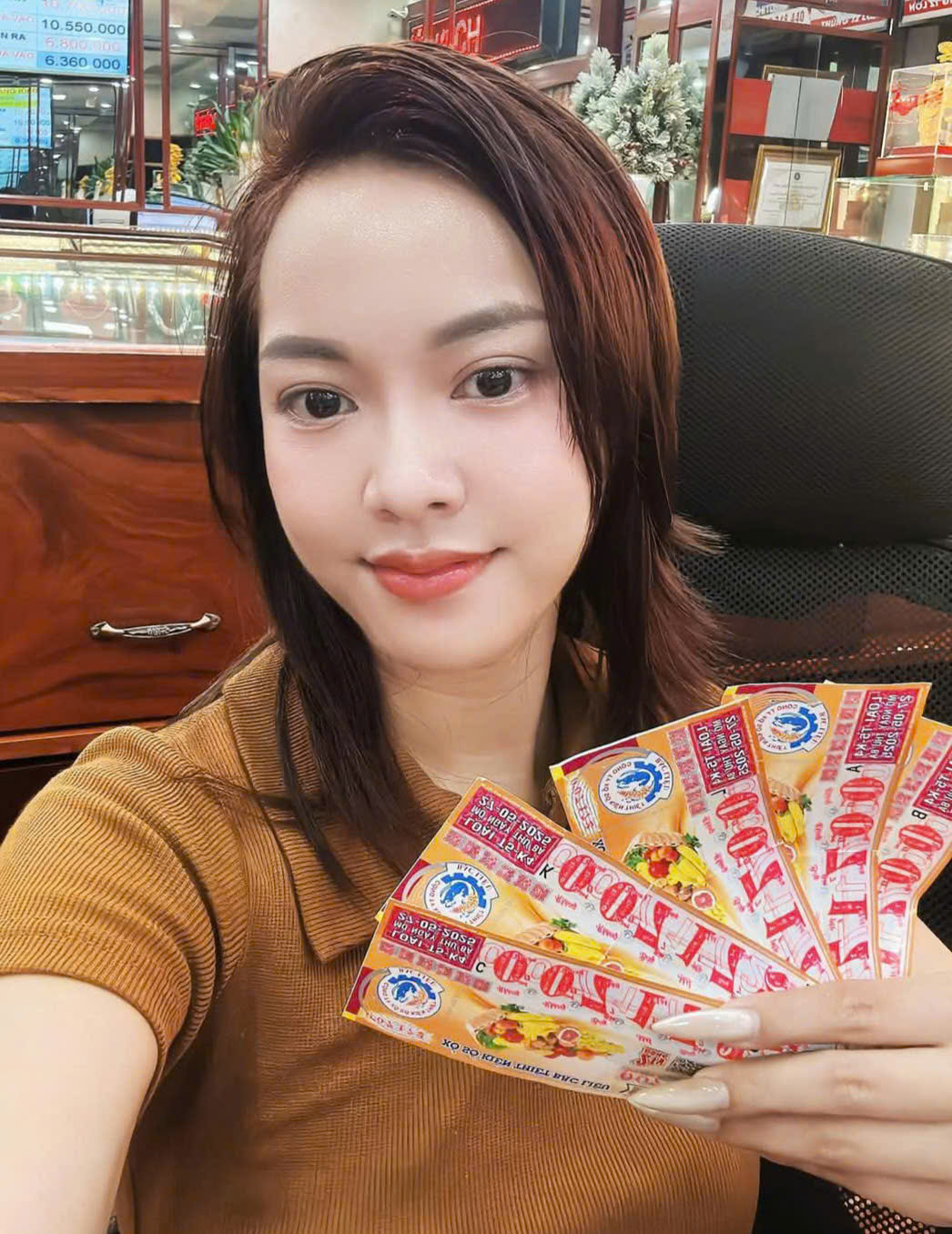Vé số độc đắc tiếp tục "nổ" ở Kiên Giang - Ảnh 1. Người dân ở Kiên Giang trúng 5 tờ vé số đặc biệt - Ảnh 1.