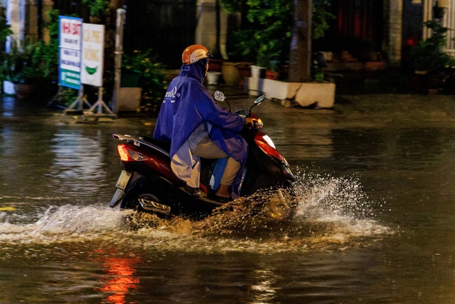 "Mưa xuống là không dám ngủ": Dân lao động TP.HCM vật lộn trắng đêm vì ngập, ngao ngán "chạy" đồ, tát nước - Ảnh 10. "Mưa xuống là không dám ngủ": Dân lao động TP.HCM vật lộn trắng đêm vì ngập, ngao ngán "chạy" đồ, tát nước - Ảnh 10.