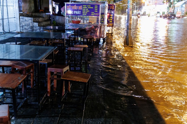 "Mưa xuống là không dám ngủ": Dân lao động TP.HCM vật lộn trắng đêm vì ngập, ngao ngán "chạy" đồ, tát nước - Ảnh 15. "Mưa xuống là không dám ngủ": Dân lao động TP.HCM vật lộn trắng đêm vì ngập, ngao ngán "chạy" đồ, tát nước - Ảnh 15.
