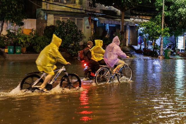 "Mưa xuống là không dám ngủ": Dân lao động TP.HCM vật lộn trắng đêm vì ngập, ngao ngán "chạy" đồ, tát nước - Ảnh 11. "Mưa xuống là không dám ngủ": Dân lao động TP.HCM vật lộn trắng đêm vì ngập, ngao ngán "chạy" đồ, tát nước - Ảnh 11.