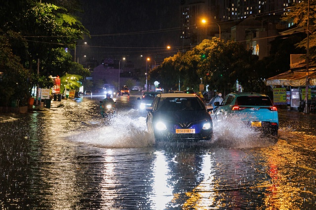 "Mưa xuống là không dám ngủ": Dân lao động TP.HCM vật lộn trắng đêm vì ngập, ngao ngán "chạy" đồ, tát nước - Ảnh 12. "Mưa xuống là không dám ngủ": Dân lao động TP.HCM vật lộn trắng đêm vì ngập, ngao ngán "chạy" đồ, tát nước - Ảnh 12.