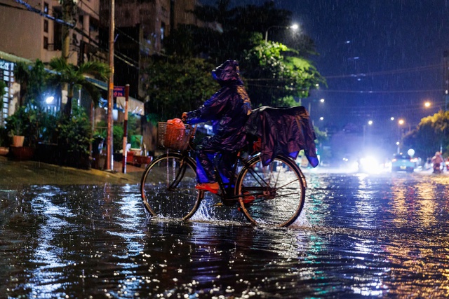"Mưa xuống là không dám ngủ": Dân lao động TP.HCM vật lộn trắng đêm vì ngập, ngao ngán "chạy" đồ, tát nước - Ảnh 13. "Mưa xuống là không dám ngủ": Dân lao động TP.HCM vật lộn trắng đêm vì ngập, ngao ngán "chạy" đồ, tát nước - Ảnh 13.